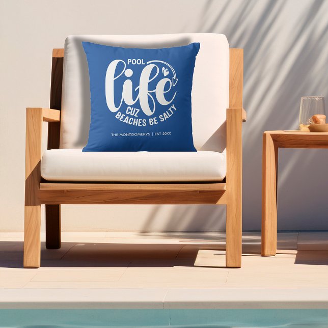 Zwembadleven is beter buitenkussen (Personalized outdoor pillow with "Pool life cuz beaches be salty")