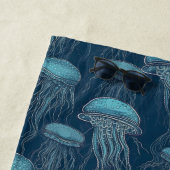 Zwemende kwallen in een diepblauwe oceaan strandlaken (In situ)