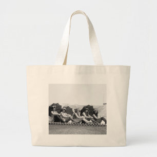 Zwemmeisjes in Lansburg: 1922 Grote Tote Bag