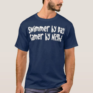 Zwemmer tegen dag Gamer tegen nacht zwemmen T-shir T-shirt