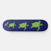 Zwemschildpadden en kalligrafie op blauw zee skateboard (Horizontaal)