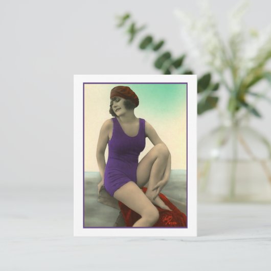 Zwemschoonheid in diep paarse badpak briefkaart (Staand voorkant)