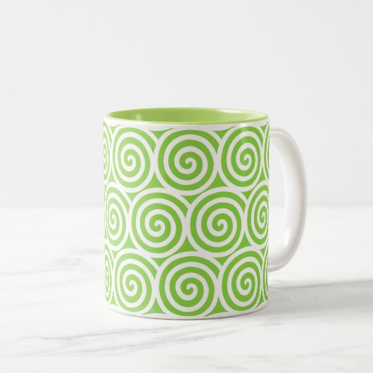 Zwirl Spiral Circles on Green & White Tweekleurige Koffiemok (Voorkant rechts)